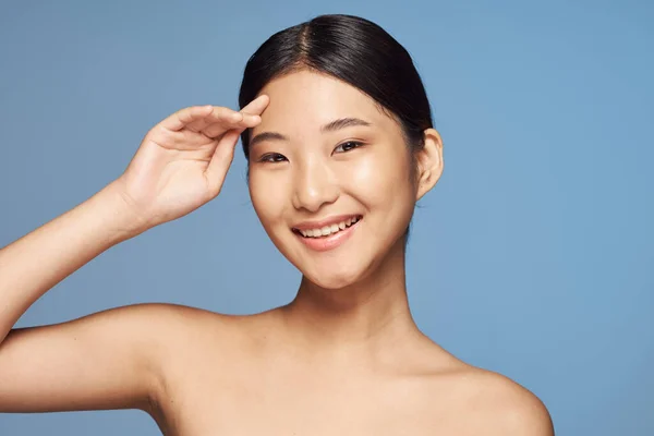 Grabado Estudio Joven Mujer Asiática Sonriendo Sobre Fondo Azul —  Fotos de Stock