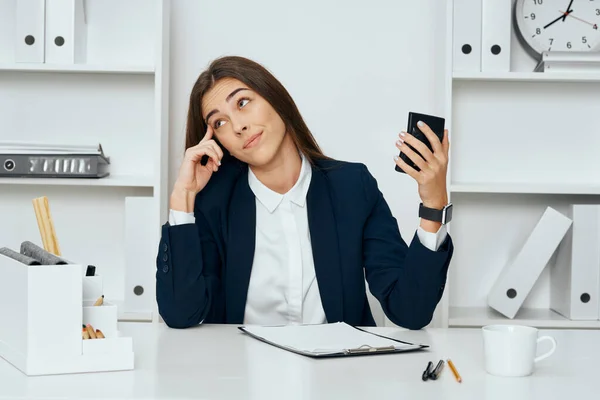 Jonge Mooie Zakenvrouw Zit Aan Het Bureau Het Kantoor Met — Stockfoto