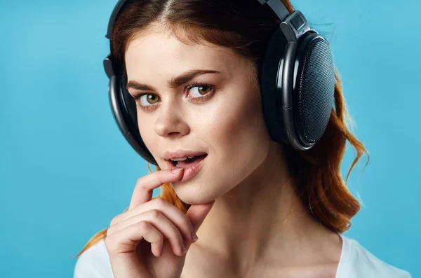 Young Beautiful Woman Headphones Studio — Stock Photo, Image