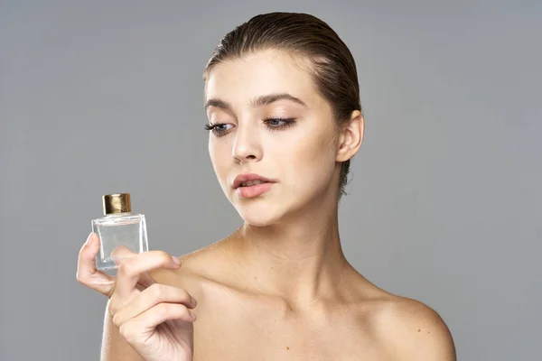 Młoda Piękna Kobieta Trzymająca Butelkę Perfum Zdjęcia Studyjne — Zdjęcie stockowe