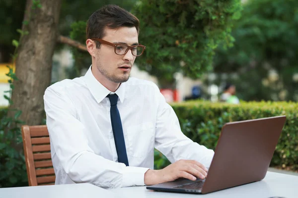 Joven Hombre Negocios Guapo Sentado Cafetería Con Ordenador Portátil — Foto de Stock