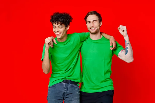 Jóvenes Hombres Felices Estudio Sobre Fondo Aislado — Foto de Stock