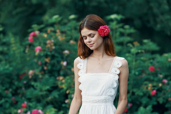 Junge Frau Mit Rosenblüte Garten — Stockfoto