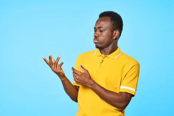 Genç Afrikalı Bir Adam Mavi Arka Planda Tek Başına Ellerini — Stok fotoğraf