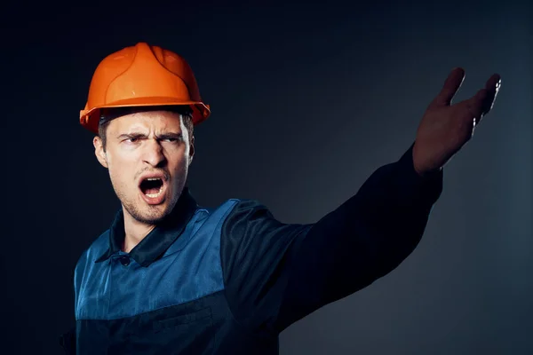 Junge Arbeiterin Hardhat Pose — Stockfoto