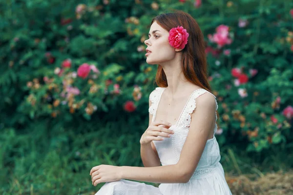 Mujer Joven Con Flor Rosa Jardín —  Fotos de Stock