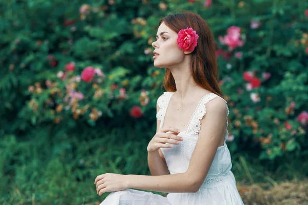 Mujer Joven Con Flor Rosa Jardín — Foto de Stock