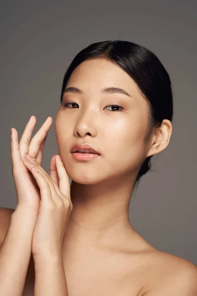 Portret Van Mooie Aziatische Vrouw Poseren Geïsoleerde Achtergrond — Stockfoto