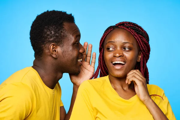 Jovem Casal Bonito Compartilhando Segredo Estúdio Fundo Azul — Fotografia de Stock