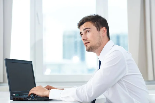 Handsome Empresário Trabalhando Escritório Com Seu Laptop — Fotografia de Stock