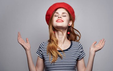      Stüdyoda kırmızı şapkalı güzel bir kadın.                          