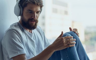  Evde kulaklıklı genç bir adam var.                               