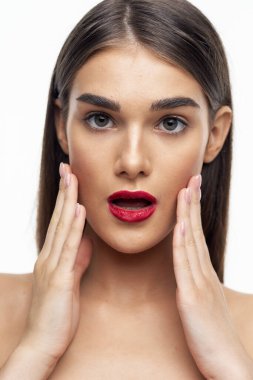 Dudaklarında kırmızı ruj olan güzel bir kadının portresi. Güzellik, moda fotoğrafçılığı 