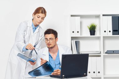 Hastane ofisinde çalışan genç doktor ve hemşire. 