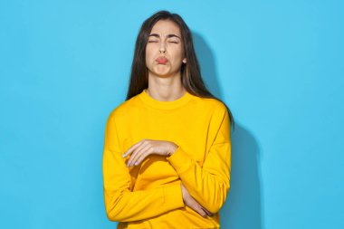 Genç ve güzel bir kadın stüdyoda hayal kırıklığına uğradı. 