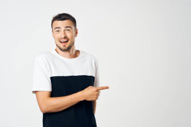 Beyaz arka planda parmak iziyle genç ve yakışıklı bir adam işaret ediyor. 