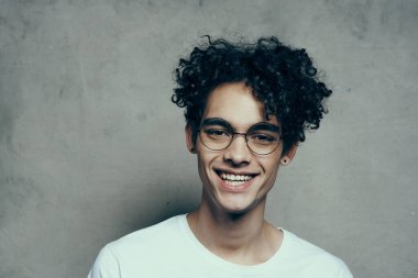 Stüdyoda gözlüklü genç yakışıklı işadamı                                