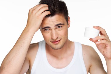 Stüdyo. Güzellik ürünleriyle genç yakışıklı adam.