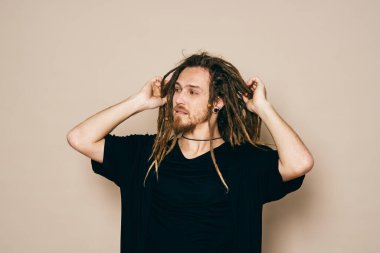 Genç anne stüdyoda poz veriyor.