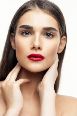 Dudaklarında kırmızı ruj olan güzel bir kadının portresi. Güzellik, moda fotoğrafçılığı 