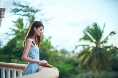   Tropik tatil köyünde hasır şapkalı genç bir kadın. 