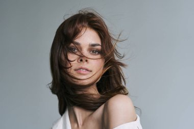 Stüdyoda güzel bir kadının portresi. Moda fotoğrafı.