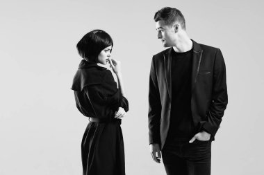 Stüdyoda poz veren güzel bir çift. Siyah ve beyaz