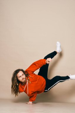 Stüdyo çekimi. Rastalı yakışıklı genç erkek dansçı.                                