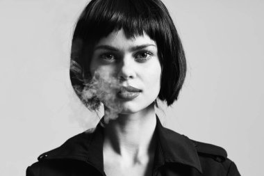 Stüdyoda sigara içen güzel bir kadın. Moda fotoğrafçılığı 