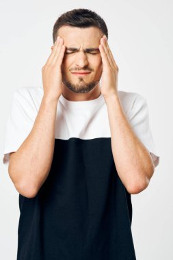 Beyaz arka planda izole edilmiş baş ağrısı çeken genç bir adam. 