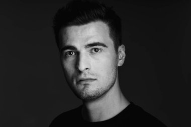 Stüdyodaki genç yakışıklı adam, siyah beyaz 