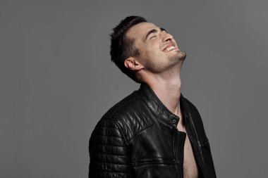 Genç yakışıklı mutlu adam stüdyoda 