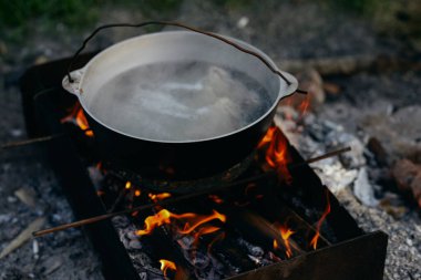Kampta şenlik ateşinde yemek pişirmek