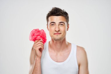 Havlusu olan genç adam.