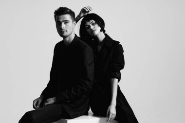 Stüdyoda poz veren güzel bir çift. Siyah ve beyaz