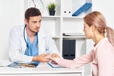Hastanedeki hastalarla çalışan genç doktorlar. 