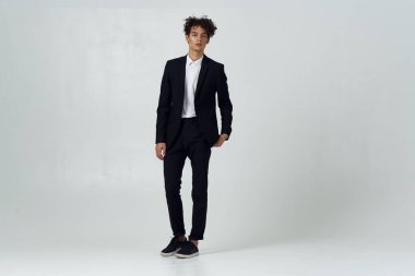       Genç yakışıklı iş adamı stüdyoda duruyor.                         