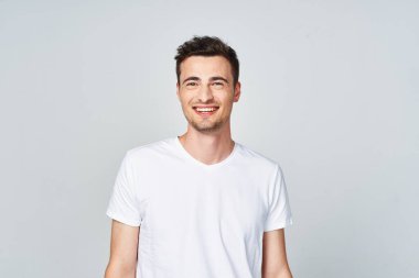Stüdyoda gülümseyen genç adamın portresi.