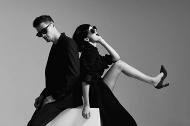 Stüdyoda poz veren güzel bir çift. Siyah ve beyaz