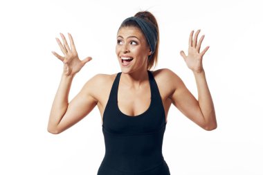 Stüdyo çekimi. Tecrit edilmiş, kaslı, genç bir kadın.   