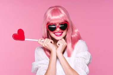 Pembe peruklu, kalbi pembe bir kadın.