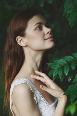 Parkta poz veren güzel bir kadın.