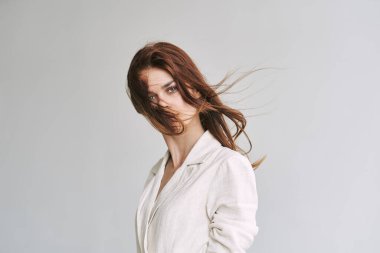 Stüdyoda poz veren güzel bir kadın.  