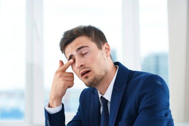 Ofiste çalışan genç ve hayal kırıklığına uğramış işadamı. 