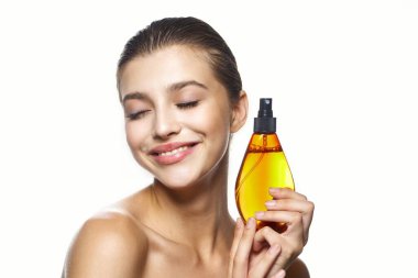 Güzellik ürünleriyle genç bir kadın.