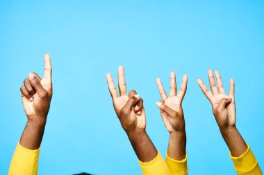 Genç Afrikalı çift stüdyoda parmaklarını gösteriyor.  