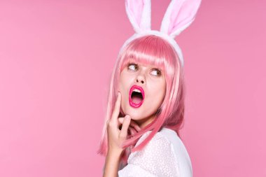 Tavşan kulaklı genç bir kadın stüdyoda poz veriyor. 