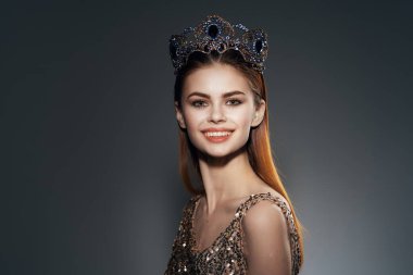 Stüdyoda poz veren taç giymiş güzel bir kadın. Yüksek kalite fotoğraf