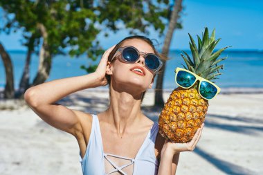 Ananaslı beyaz mayo giymiş bir kadın. Yüksek kalite fotoğraf