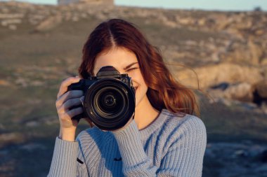            Fotoğraf çeken genç ve güzel bir kadın.                    